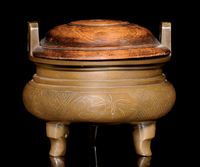 A SILVER INLAID BRONZE DING CENSER，SHISOU MARK，18TH CENTURY