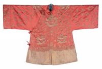 AN EMBROIDERED RED SILK HAN CHINESE WOMAN&#39;S COAT，MANGAO  CHINA，THIRD QUARTER OF THE 19TH CENTURY