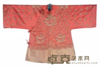 AN EMBROIDERED RED SILK HAN CHINESE WOMAN&#39;S COAT，MANGAO  CHINA，THIRD QUARTER OF THE 19TH CENTURY 