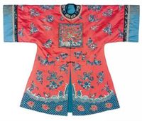 A RED SATIN SEMI-FORMAL ROBE WITH INTEGRAL RANK BADGE  LATE QING DYNASTY，MID 19TH CENTURY