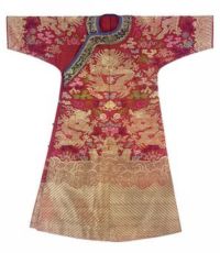 A RUST RED GROUND CHIFU FORMAL COURT ROBE  LATE QING DYNASTY，CIRCA 1890