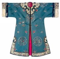 A LIGHT BLUE SATIN INFORMAL ROBE WITH PELING COLLAR  LATE QING DYNASTY，MID 19TH CENTURY