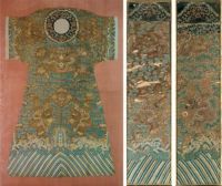 A MOUNTED ROBE FRONT AND SEPARATELY FRAMED SLEEVES  QING DYNASTY，CIRCA 1800