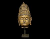 A CAST IRON HEAD OF A BODHISATTVA，16TH/17TH CENTURY