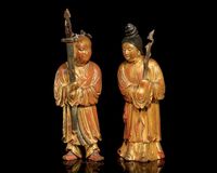 A PAIR OF GILT LACQUERED WOOD FIGURES，17TH/18TH CENTURY