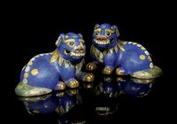 A PAIR OF CLOISONNE ENAMELLED DOGS，18TH CENTURY