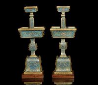 A PAIR OF CLOISONNE ENAMELLED AND GILT BRONZE PRICKET STICKS，QIANLONG (1736-1795)