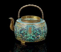 A CLOISONNE ENAMELLED TEAPOT AND COVER，17TH CENTURY