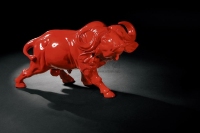 2008年作 徐少东制 德化窑富贵红瓷雕《劲牛》
