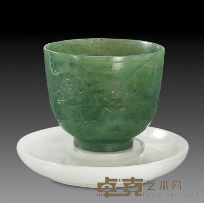 清乾隆 碧玉婴戏图杯 直径8cm