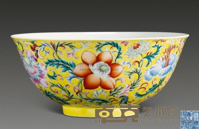 清乾隆 黄地洋彩花卉碗 直径18.5cm
