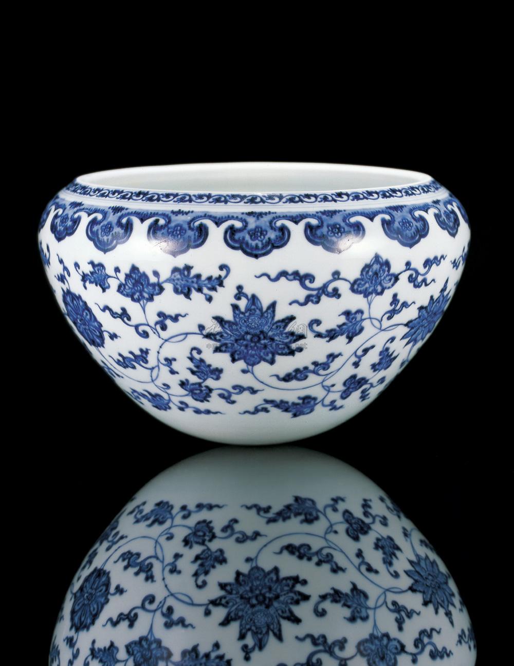 清乾隆 青花缠枝莲钵