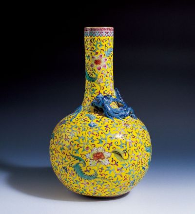 清 晚期 黄地粉彩堆螭龙花卉纹天球瓶