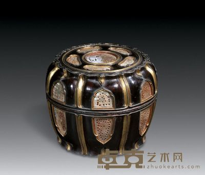 明 嵌螺钿描金龙纹圆盒 直径18cm;高15.5cm