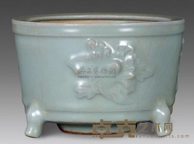 宋代 青釉贴花三足炉 高9.6cm；口14cm；底6.5cm