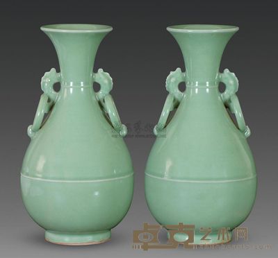 宋代 龙泉梅子青釉弦纹双耳春花瓶 （一对） 高31cm；口9.9cm；底9.5cm