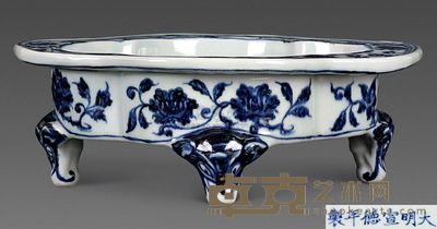 明宣德 青花鱼藻纹海棠口笔洗 高9.2cm；口25.5cm