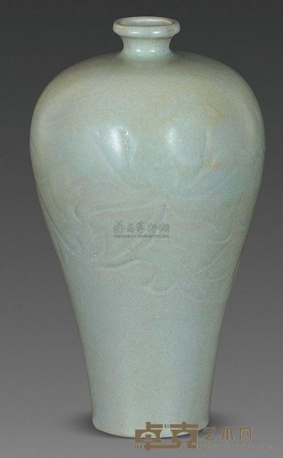 宋代 汝窑刻花梅瓶 高25.5cm；口3.8cm；底7.3cm