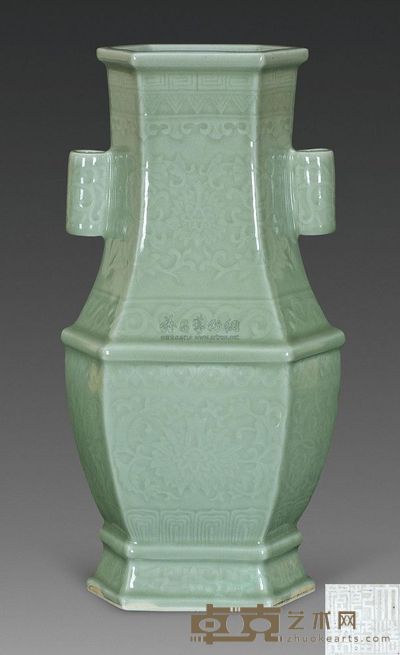 清乾隆 冬青釉西蕃莲纹贯耳大方瓶 高36cm；口11cm；底15cm