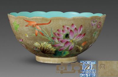 清乾隆 粉彩花卉纹花口碗 高12.3cm；口25.3cm；底10.7cm