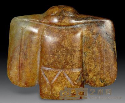 红山文化 青玉鸮佩 重76g；长6.7cm