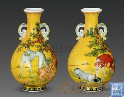 清乾隆 粉彩黄地犬纹双耳瓶 （一对） 高16.5cm；口4cm；底4.5cm