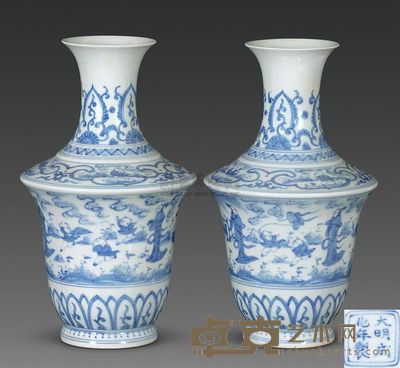 明成化 青花婴戏仕女图撇口折肩瓶 （一对） 高23.5cm；口7.5cm；底7.5cm