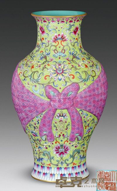 清嘉庆 粉彩花卉纹包袱瓶 高29cm；口9.7cm；底10.5cm