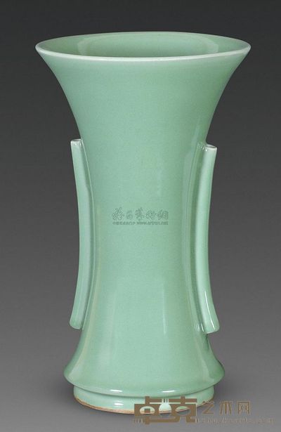 宋代 梅子青釉贯耳花觚 高30cm；口18cm；底11.5cm