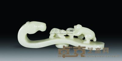 青白玉马上封侯带钩 重106g；长11.8cm