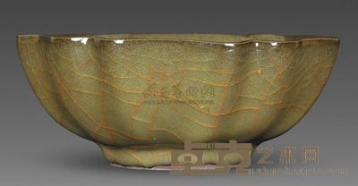 南宋 官窑花口碗 高5.8cm；口14.8cm；底6.2cm