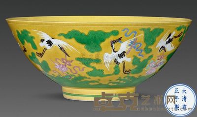 清雍正 黄地素三彩仙鹤纹碗 高11cm；口25.7cm；底10cm