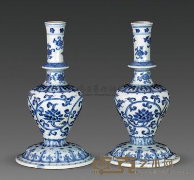 明宣德 青花缠枝花纹烛台 （一对） 口4.5cm；底16cm；高29cm