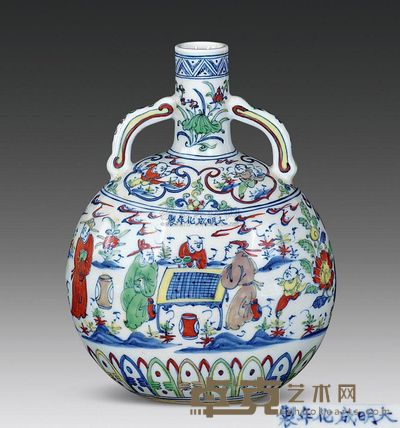 明成化 斗彩博弈图抱月瓶 高18.8cm；口2.7cm；底6.5cm