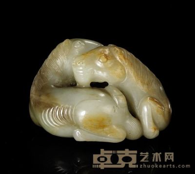 18TH CENTURY A DARK CELADON AND RUSSET JADE CARVING OF TWO HORSES 宽8.9cm