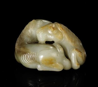 18TH CENTURY A DARK CELADON AND RUSSET JADE CARVING OF TWO HORSES