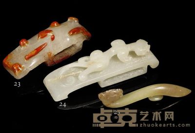 HAN DYNASTY A WHITE JADE ‘CHILONG’ SCABBARD SLIDE 长9.2cm