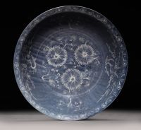 MING DYNASTY A LARGE ZHANGZHOU （SWATOW） SLIP-DECORATED BOWL