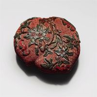 18TH CENTURY A CARVED POLYCHROME LACQUER ‘PEACH’ BOX AND COVER