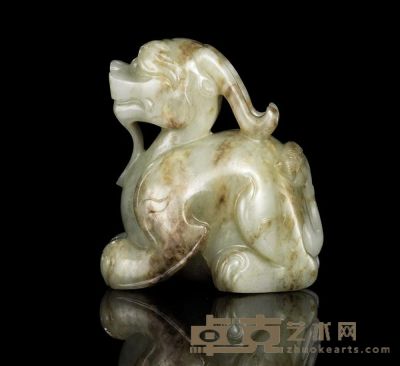 MING DYNASTY A CELADON AND RUSSET JADE CARVING OF A MYTHICAL BEAST 高5.2cm