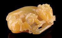 18TH CENTURY AN AGATE CARVING OF A DEER AND BAT