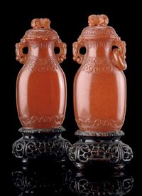 19TH CENTURY A PAIR OF AMBER VASES AND COVERS