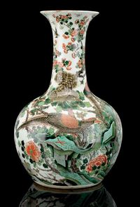 19TH CENTURY A LARGE FAMILLE VERTE BOTTLE VASE