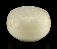 18TH CENTURY A CELADON JADE CIRCULAR BOX AND COVER