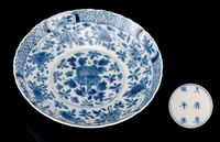 THE PERIOD 1662-1722 A BLUE AND WHITE SAUCER DISH