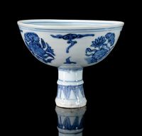 MING DYNASTY A BLUE AND WHITE STEMCUP