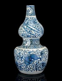 WANLI PERIOD A LARGE BLUE AND WHITE DOUBLE GOURD VASE