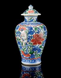 MID-17TH CENTURY A SMALL WUCAI BALUSTER VASE AND COVER