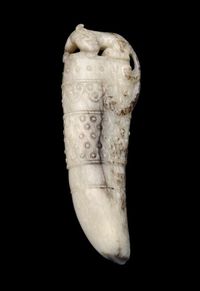 17TH CENTURY A WHITE AND GREY JADE SABRE-TOOTH FORMED PENDANT