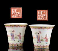 20TH CENTURY A PAIR OF FAMILLE ROSE WINE CUPS